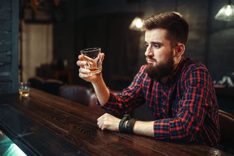 Hombre Sentado En La Barra Del Bar Y Beber Alcohol Foto Premium