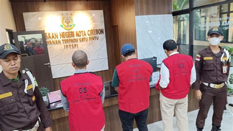 Kejari Kota Cirebon Tahan Tersangka Kasus Penguasaan Aset Pemerintah