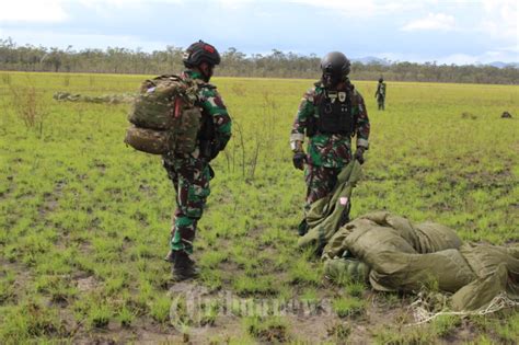 Pasukan Tni Para Raider Terjun Dari Langit Australia Foto