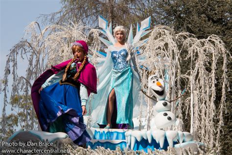 Frozen Pre-Parade at Disney Character Central