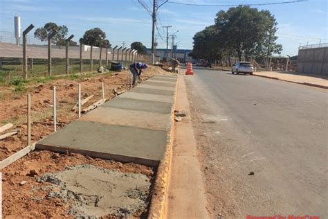 Administração Municipal constrói calçada paisagismo em todo entorno