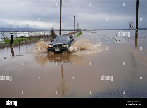 La Route A Inond Gilroy Et Une Voiture A Roul Dans La Zone D