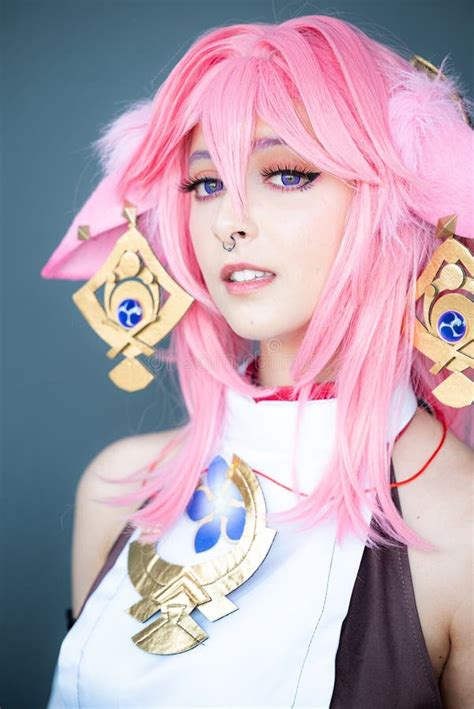 Cosplayer Con Un Disfraz Rosa De Anime Usando Pelo Rosado Foto De