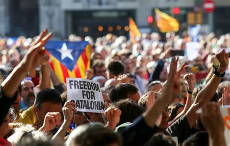 Cientos De Personas Protestan En Las Calles De Barcelona