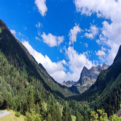 Recorre Pruedo a través de una ruta guiada e bike Visitvaldaran