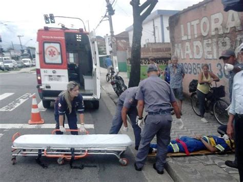 G1 Motociclista colide contra carro e é socorrido pelo Samu em Santos