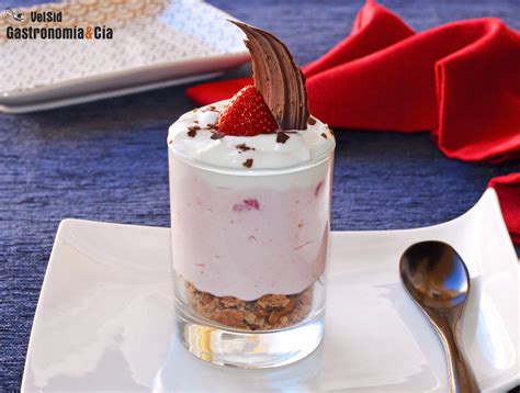 Yogur Cremoso De Fresas Con Cookies De Chocolate Un Postre En Vasito