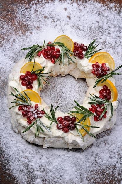 Pastel de pavlova en forma de corona navideña de merengue con crema