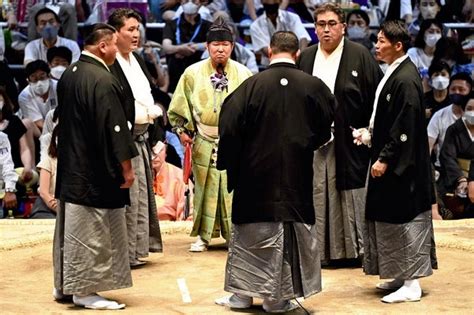 照ノ富士、「まわし待った」から取り直しで6勝目2敗となった逸ノ城と並ぶ 読売新聞