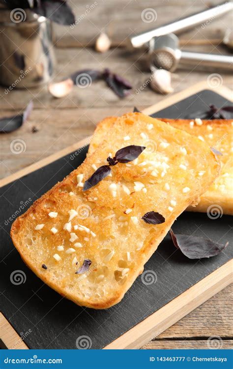 Tablero Con Pan De Ajo Hecho En Casa Delicioso Imagen De Archivo