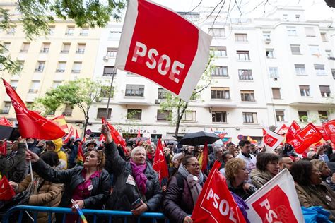 Militantes Del Psoe Suplican A S Nchez Que No Se Vaya En Ferraz