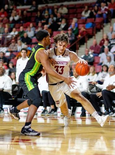 Daily Hampshire Gazette Umass Basketball Matt Cross Keon Thompson Lift Minutemen Past Siena