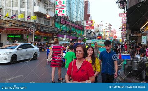 拥挤街道在唐人街，曼谷，泰国 影视素材 视频 包括有 照明 城市 汽车 任意 唐人街 繁忙 155948364