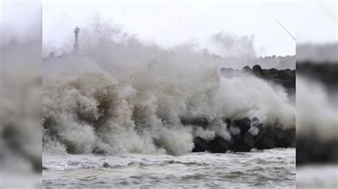 Philippines Thousands Evacuate As Impending Typhoon Hagupit Brings