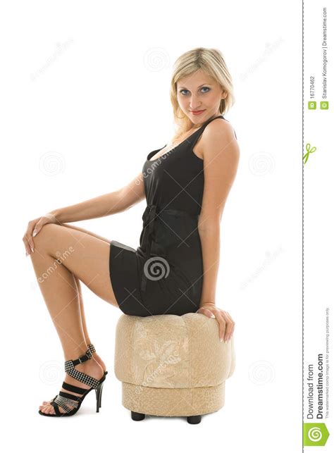 La Belle Fille Blonde S Assied Sur Un Tabouret Photo Stock Image Du