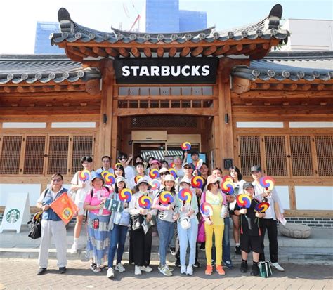 스타벅스 대구종로고택점서 외국인 관광객 환대 행사“결제액 3배 늘어”