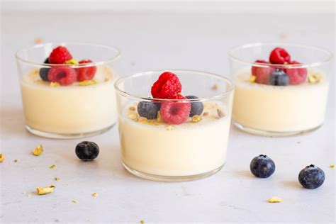 Vanille Panna Cotta Met Rood Fruit Recept De Kokende Zussen