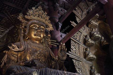 Daibutsu Con Kokuzo Bosatsu En La Gran Sala De Buddha En Todaiji 2024