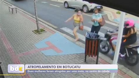 Mulheres são atropeladas por motociclista na faixa de pedestre em