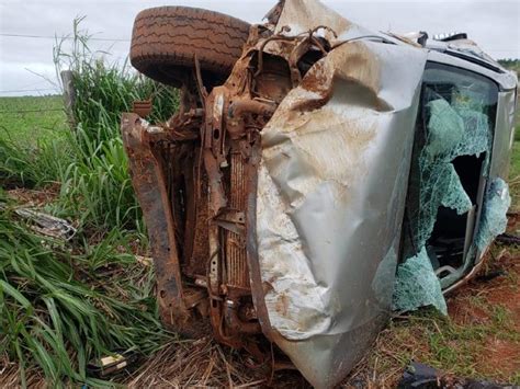 Caminhonete de funerária capota e motorista sofre fraturas em rodovia