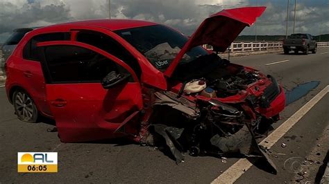 Duas Pessoas Ficam Feridas Após Carro Bater Na Mureta Da Ponte Divaldo Suruagy Em Maceió