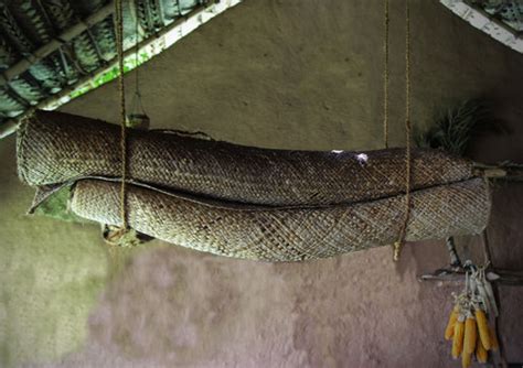 Paduru Aana Traditional Mat Holder In Sri Lanka Dilmah Conservation