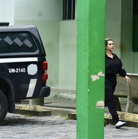 Foto Deolane Bezerra Manteve O Cabelo Preso Em Um Coque Em Primeira