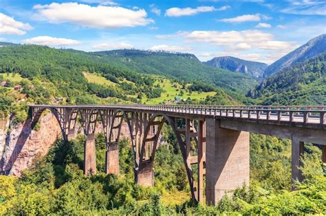 Puente durdevica sobre el río tara hermosa vista en montenegro Foto