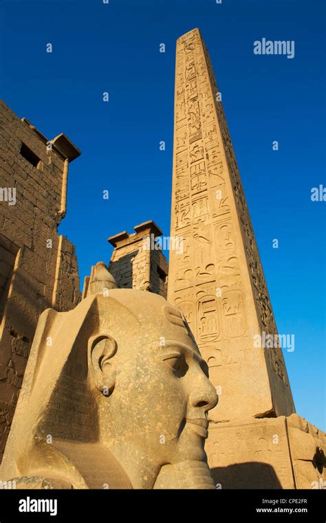 Estatua Del Fara N Rams S Ii Y El Obelisco El Templo De Luxor Tebas