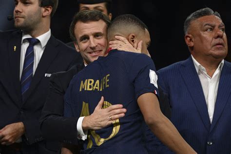 Emmanuel Macron directeur décole avec Kylian Mbappé Après le tacle