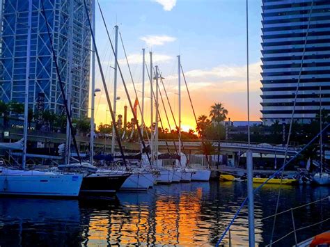 Barcelona Kreuzfahrt bei Sonnenuntergang mit Getränken und Snacks