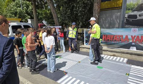 Traf K Haftasi Etk Nl Kler E Me Ve K Y Okullarinda Uygulamali Olarak