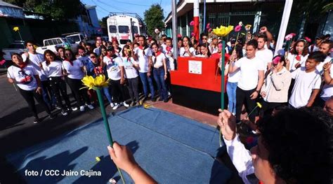 Juventud De Nicaragua Deposita Ofrenda Floral Al Poeta Guerrillero