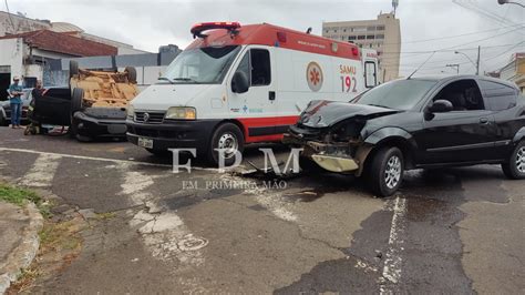 Carro capota após colisão e deixa duas pessoas feridas em Franca Em