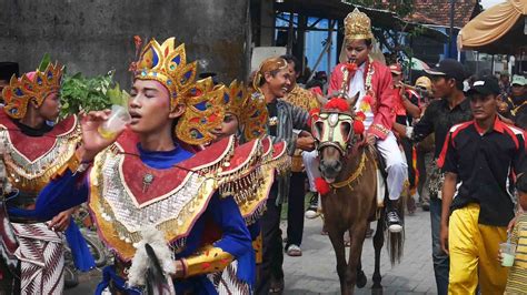 Tradisi Unik Khitanan Di Desa Kedungwaru Diarak Keliling Desa Dengan