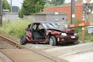 Trein Grijpt Auto Op Overweg In Ieper Twee Inzittenden Zwaargewond KW Be