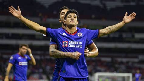 Uriel Antuna Publica Foto Besando El Escudo De Cruz Azul Y Enciende El