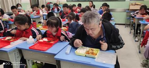 天津市哈密道小学开启家长陪餐制，共享美好“食”光