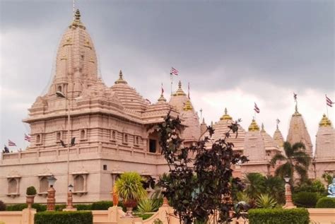 Durga Puja Mandir Yahin Ban Gaya Ram Mandir Themed Pujo Pandal