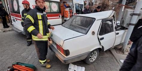 Manisa da feci kaza İki otomobil çarpıştı