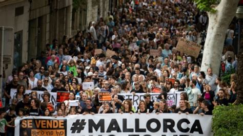 Tausende Protestieren Auf Mallorca Gegen Berm Igen Tourismus Stern De