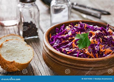 Salada Cenouras E Couve Vermelha Foto De Stock Imagem De Salsa