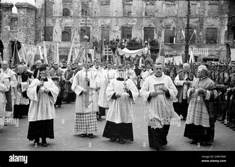 Warszawa 1946 06 20 Procesja w uroczystoœæ Boego Cia³a ulicami