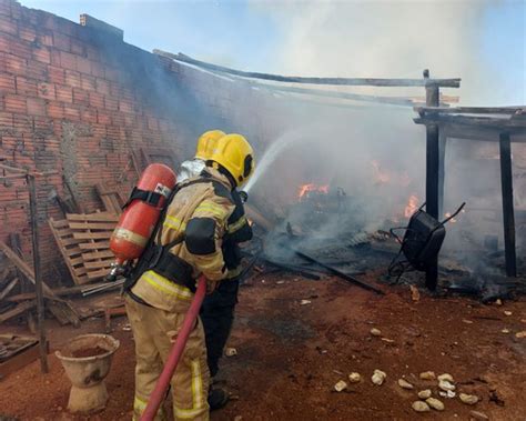 Crianças ateiam fogo em colchão e chamas destroem barracão no fundo de