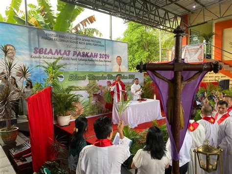 Umat Katolik Rayakan Minggu Palma Lambaikan Daun Palma Sebagai