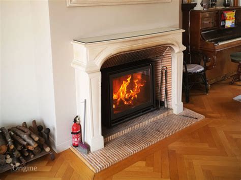 Rénovation d un foyer avec remplacement par un poêle bois encastré dans