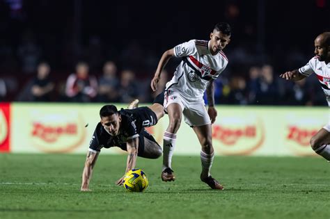 Matías Rojas disputa bola na partida entre São Paulo e Corinthians no