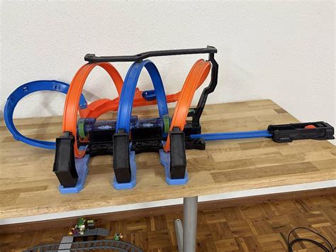 Hot Wheels Bahn mit 3 fach Looping Gebraucht in Wermatswil für CHF 85 mit Lieferung auf