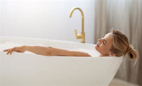 1 487 Hot Blonde Full Stock Photos Free Royalty Free Stock Photos From Dreamstime