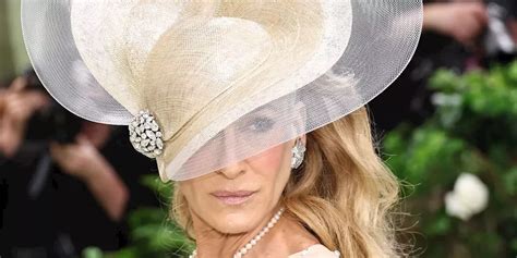 Sarah Jessica Parker Paired A Ladylike Naked Dress With Pearls At The